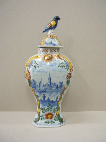 Pot met landschapsdecor met een molen en een dorpsgezicht met vissers