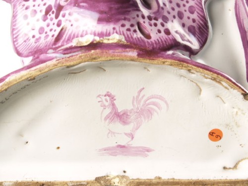 Wandfontein met bekken met paars en goud decor van herders