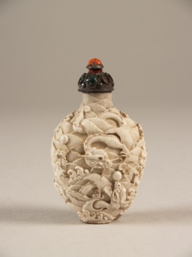 Snuifflesje met zilveren deksel en decor van draken en golven in reliëf