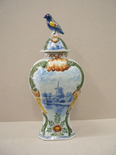 Pot met landschapsdecor met een molen en een dorpsgezicht met vissers