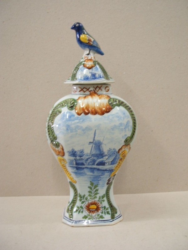 Pot met landschapsdecor met een molen en een dorpsgezicht met vissers