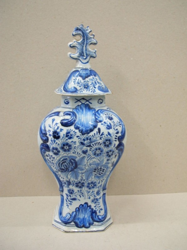 Pot met ornamentaal-floraal decor