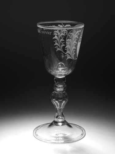Gelegenheidsglas met een radgravure op de kelk, om mee te drinken op de Franeker studenten